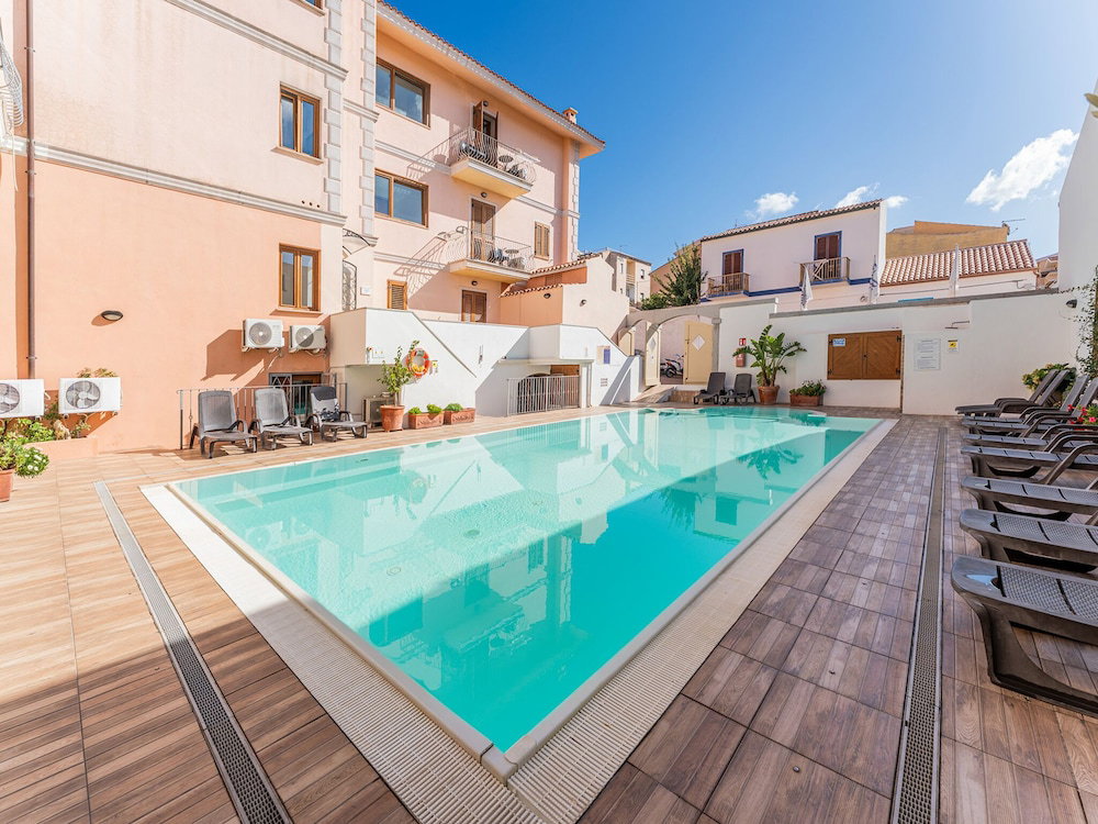 Hotel Comfy 4 Guest Apartment With Pool