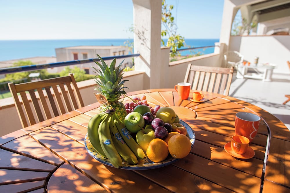 Sea Front Apartment 5 Beds With Balcony 250 Meters From The Beach