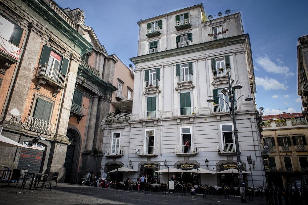 Hotel B&B Le 4 Stagioni Dante's Suites By Clapa Group Dislocated Hospitality