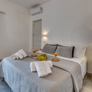 Hotel Izzhome Cozy Sunflowers 2 cazare Pula