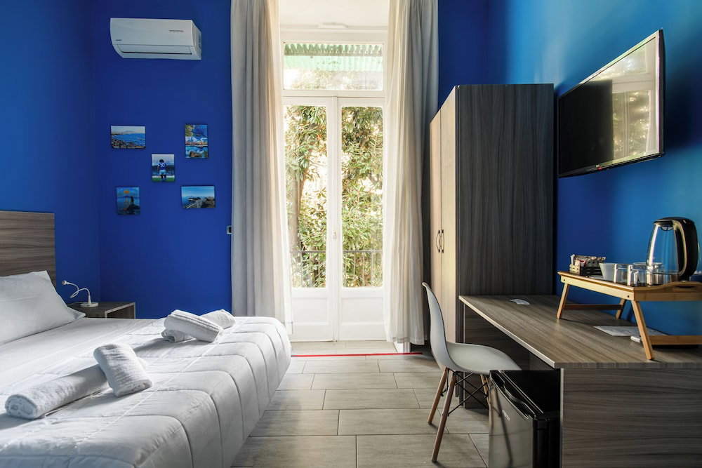 Hotel Holiday Naples Art Room