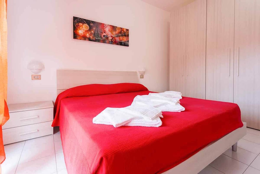 Hotel Residence With Pool In Luni Mare