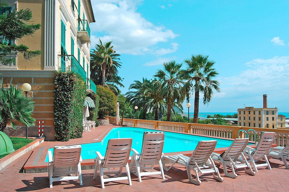 Hotel Apartment In Imperia Near The Sea