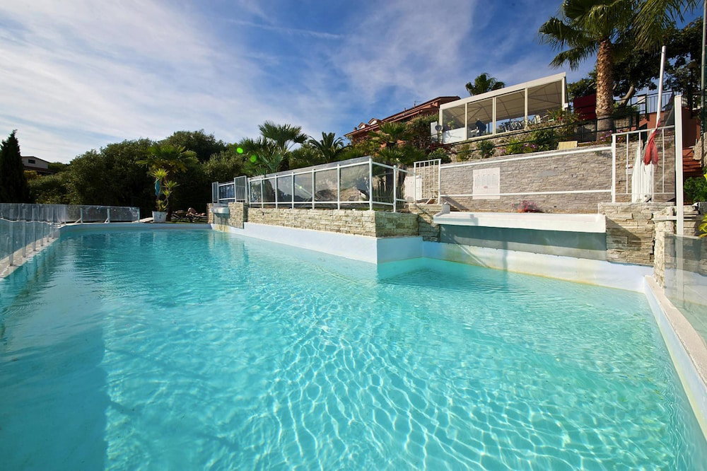 Hotel Apartment In The Villa Giada Holiday Complex In Imperia