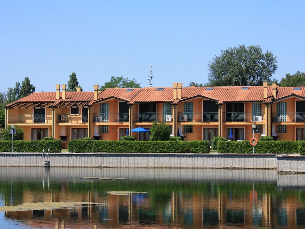 Hotel Apartment In Albarella Near Beach & Activities