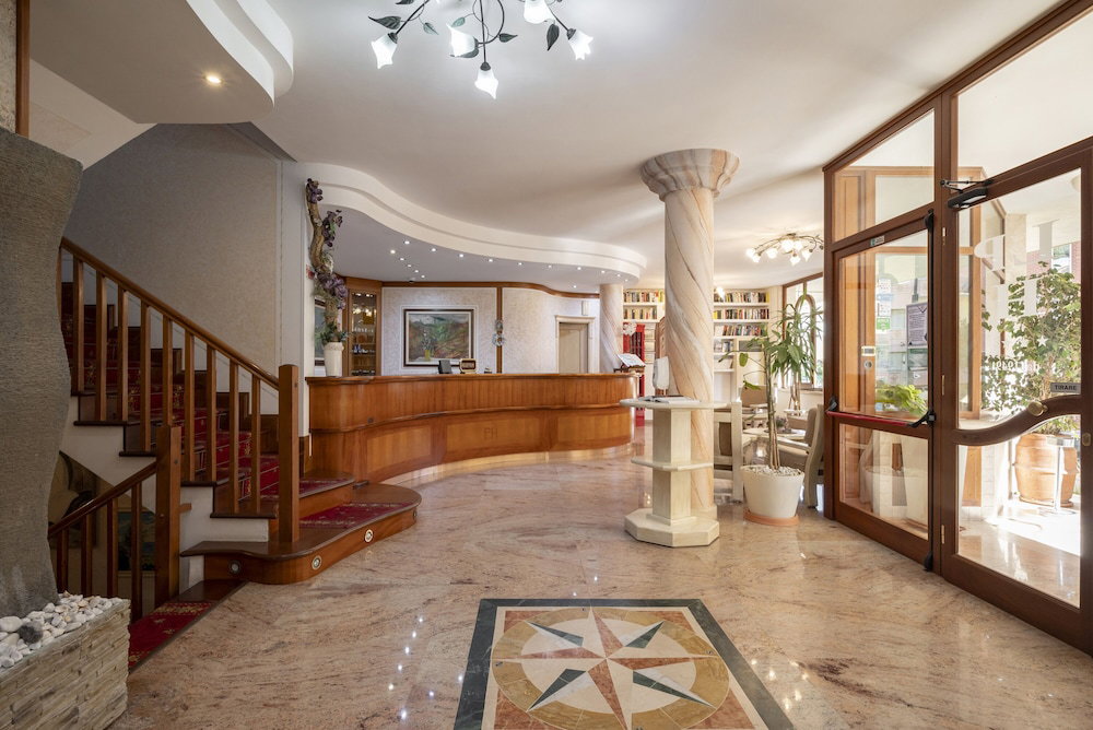Lola Piccolo Hotel And Apartments