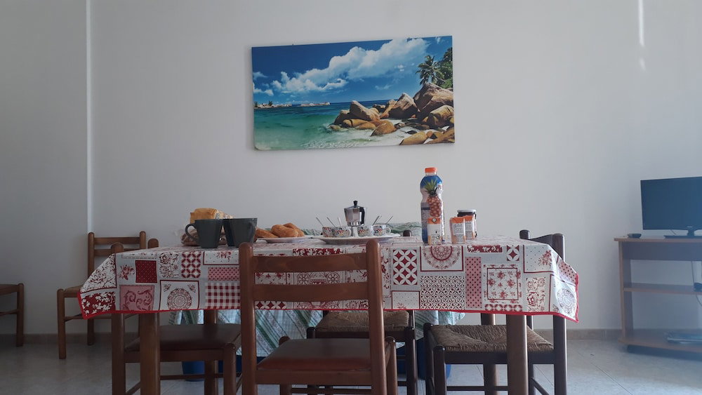 Hotel Charming Holiday Home Near The Beach With A Terrace Parking Available, Pets