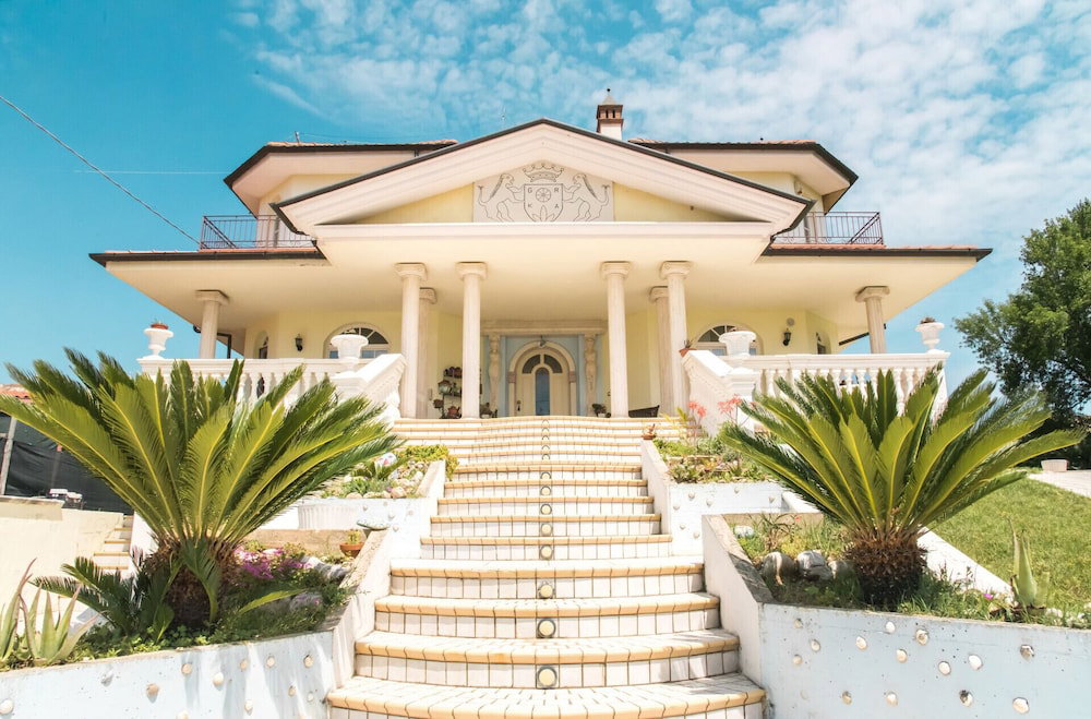 Hotel Alexander's Home