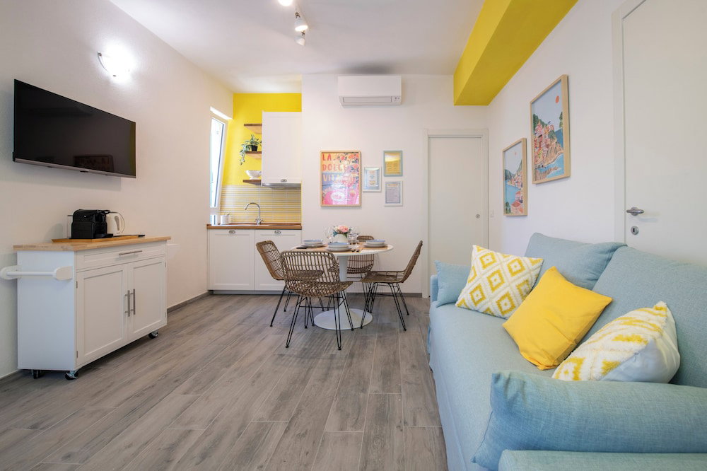 Hotel Amoneglia 2 Minutes Walk To The Beach, Pvt Park