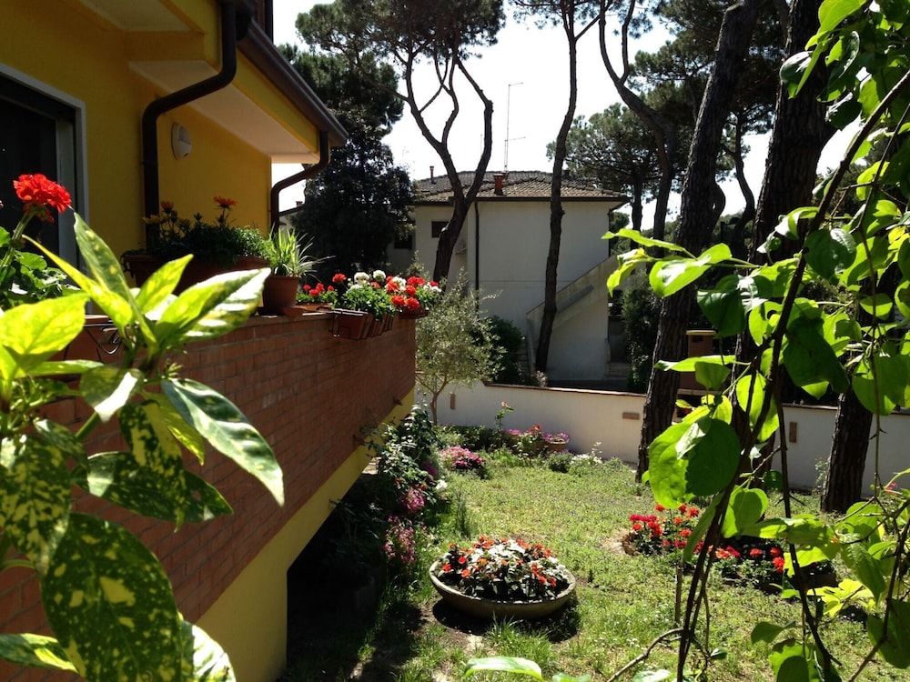 Hotel Cozy Villa With Garden Near The Sea