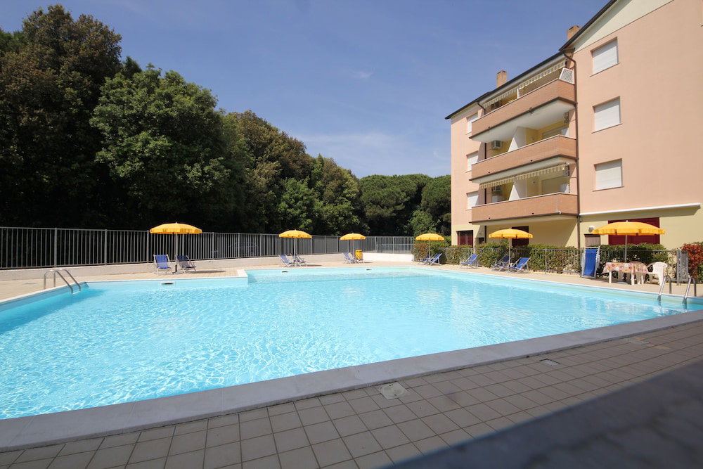 Hotel Bright Flat In Rosolina With Shared Pool