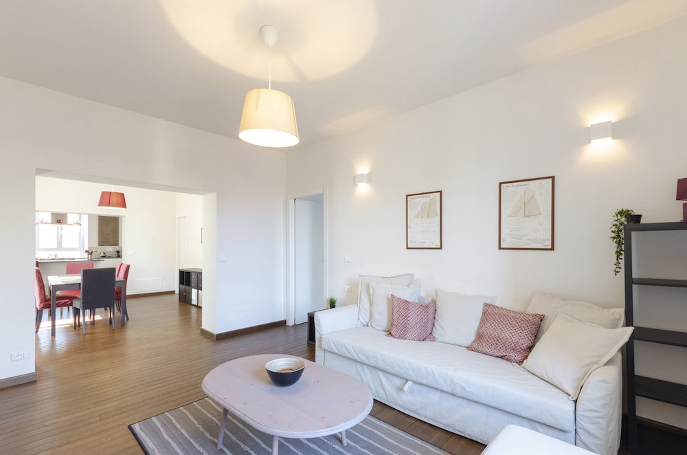 Hotel Joivy Spacious Family Apt For 4, In Carignano, Genoa