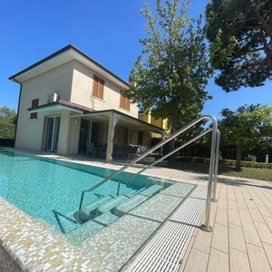 Hotel Delightful Villa With Garden And Pool In Albarella cazare Rosolina