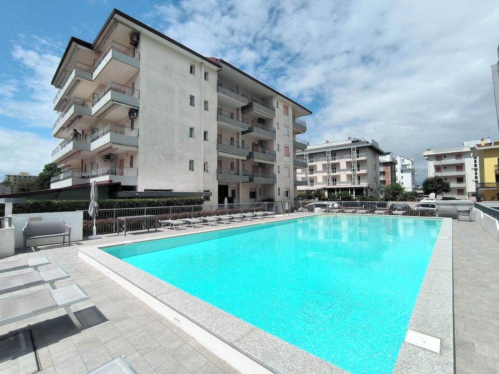 Hotel Cozy Studio Near Beach With Pool