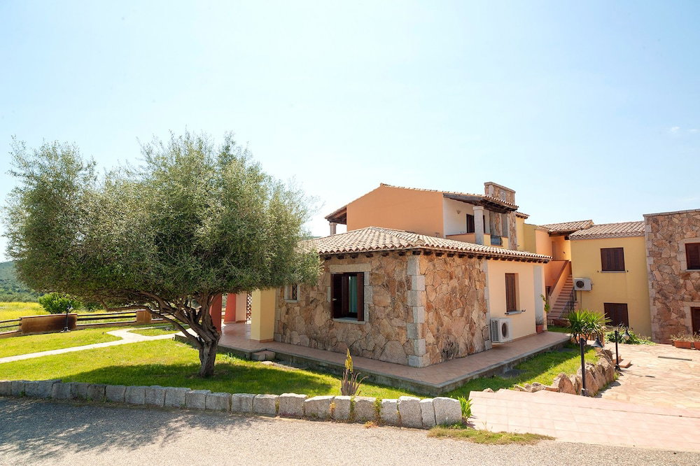 Hotel Albergo Residenziale Li Troni