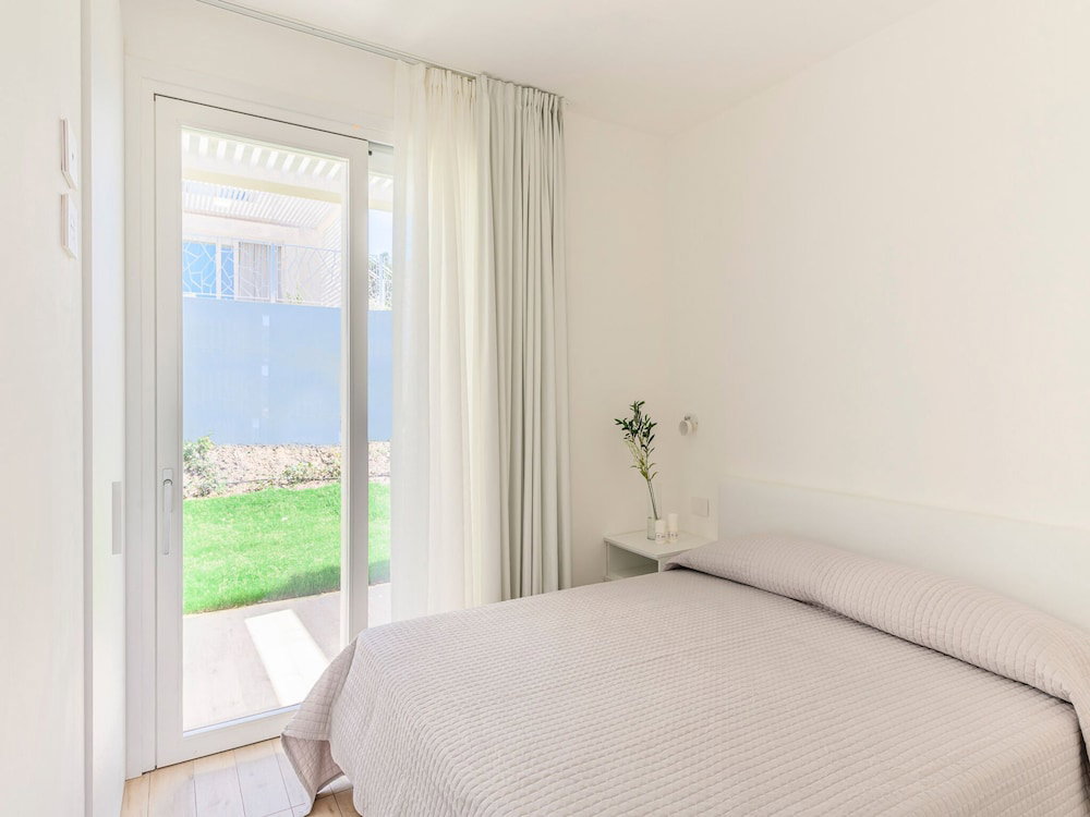 Elegant Apartment Near La Pelosa Beach
