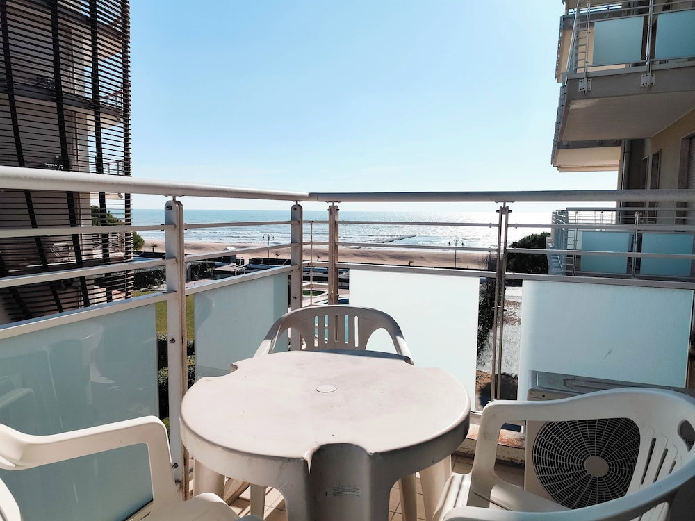 Hotel Cozy Flat With Balcony By The Sea