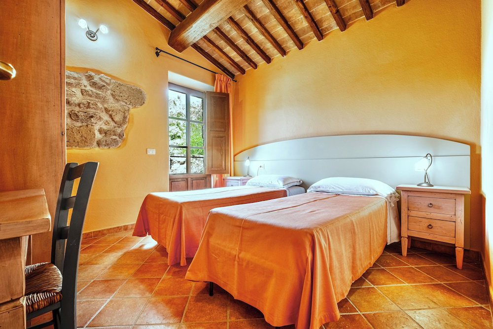Residence With Thermal Pools In Sorano