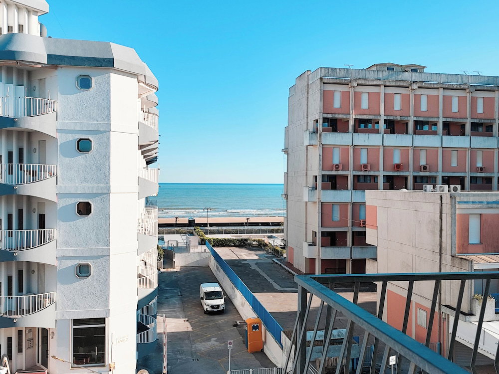 Hotel Beachside Studio With Shared Pool