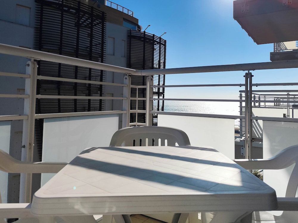Hotel Cozy Studio With Balcony By The Sea