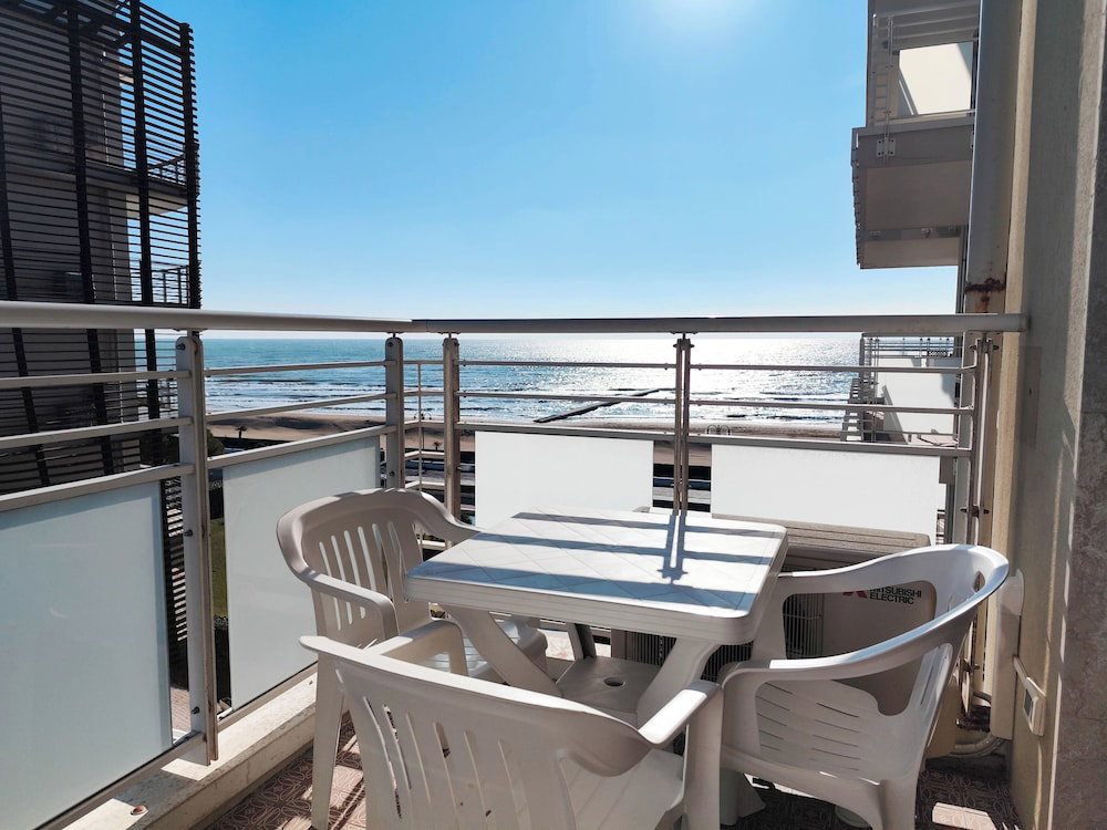 Hotel Seaside Studio Apartment With Balcony