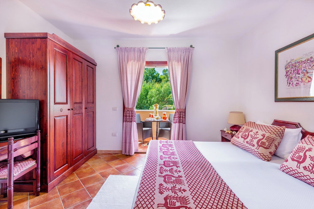 Hotel Residence With Pool In Sos Alinos