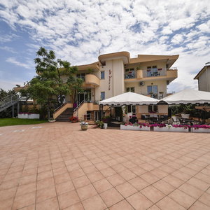 Hotel Hotel La Villa cazare Piragineti