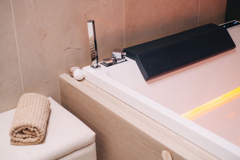 Hotel 18Zero2 Luxury Rooms