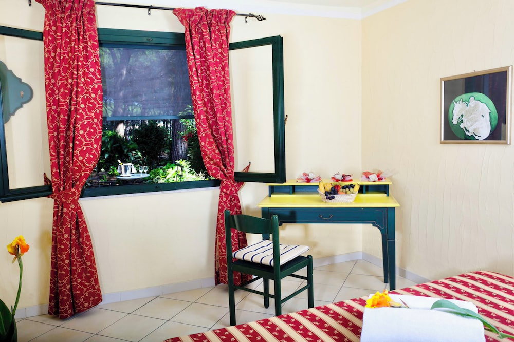 Hotel Residence With Swimming-Pool In Arborea