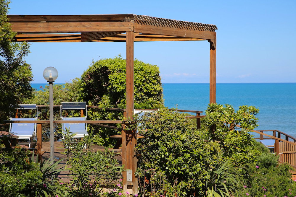 Hotel Sea View And Ground Floor Apartments Le Dune