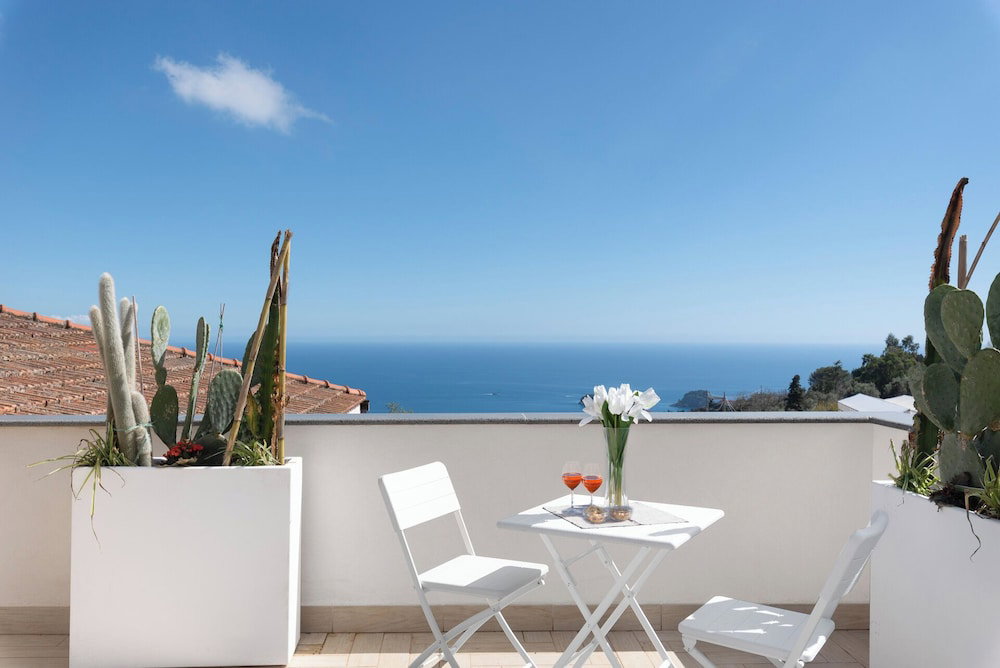Hotel De Vivo Realty - Villa Simona