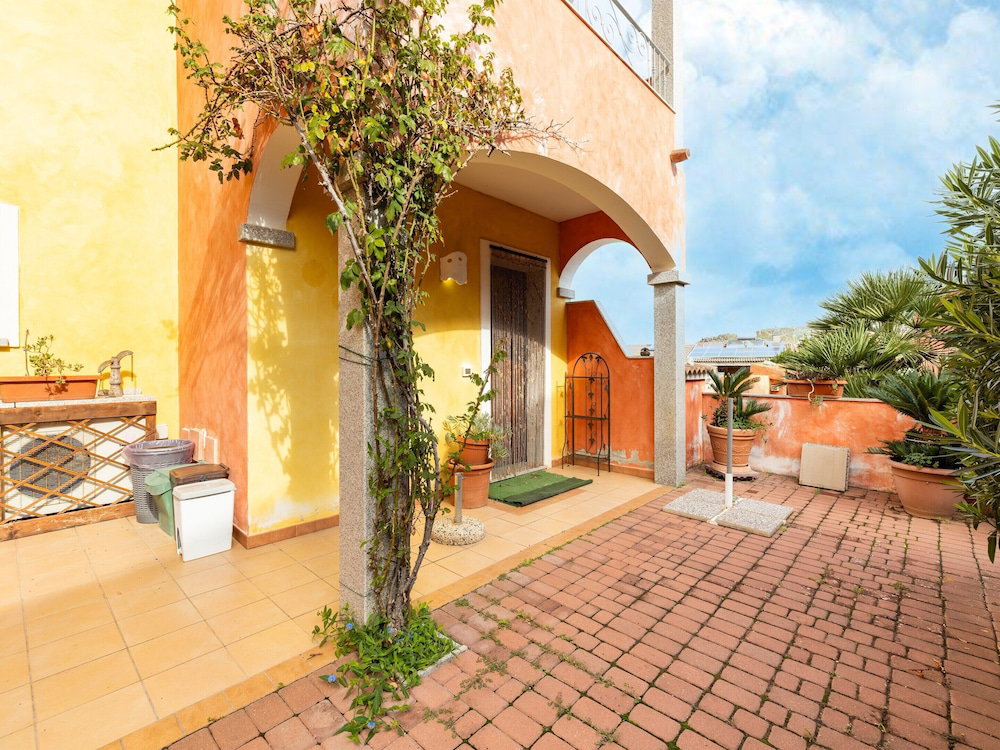 Hotel Apt Con Giardino, A 300-Metre-Tall Mare