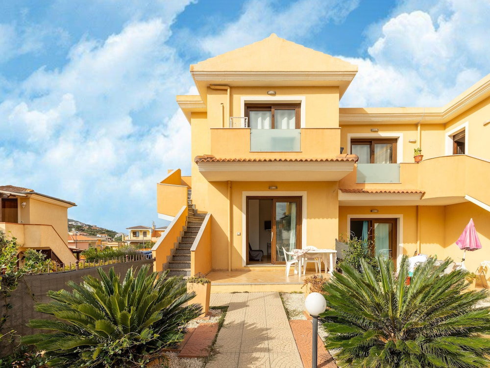 Hotel In A Residence With A Private Patio And Air Conditioning