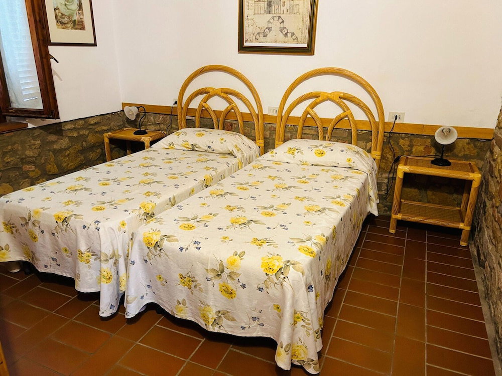 Montaione Charm: Spacious Haven