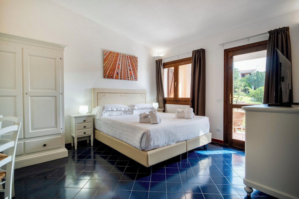 Hotel Aparthotel In Costa Serena Just 700 Mt From The Sea