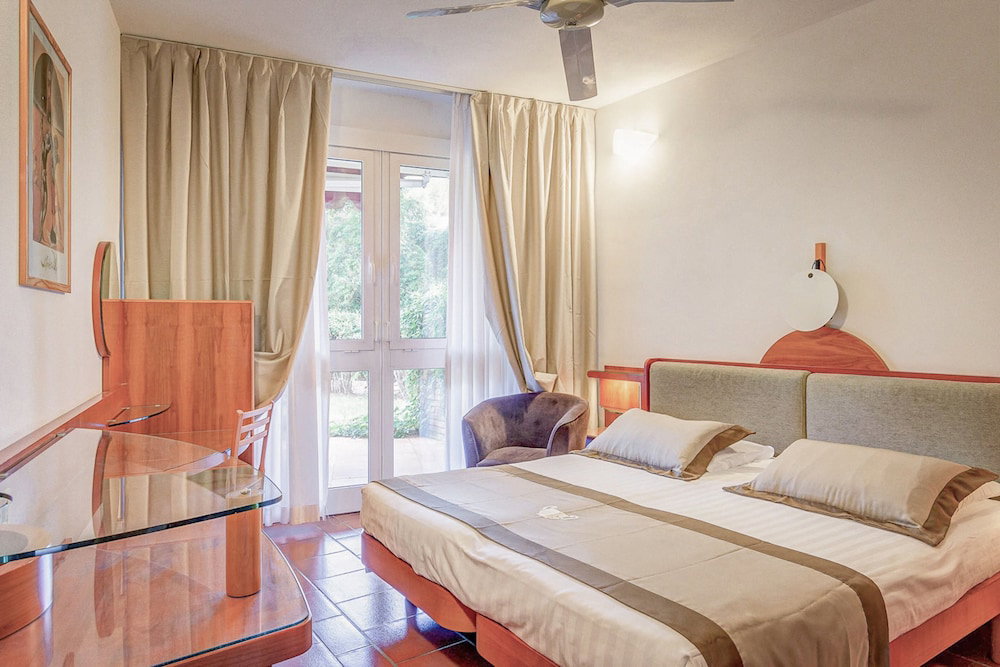 Hotel With Private Beach In San Vincenzo