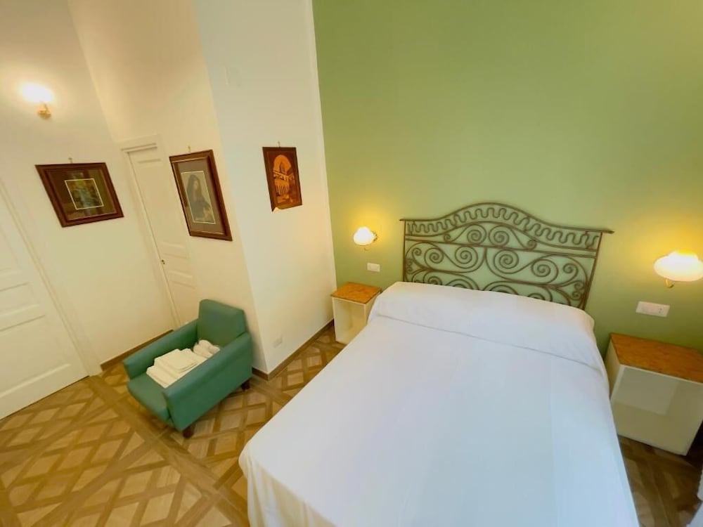 Hotel De Vivo Realty - Coco's Apartments