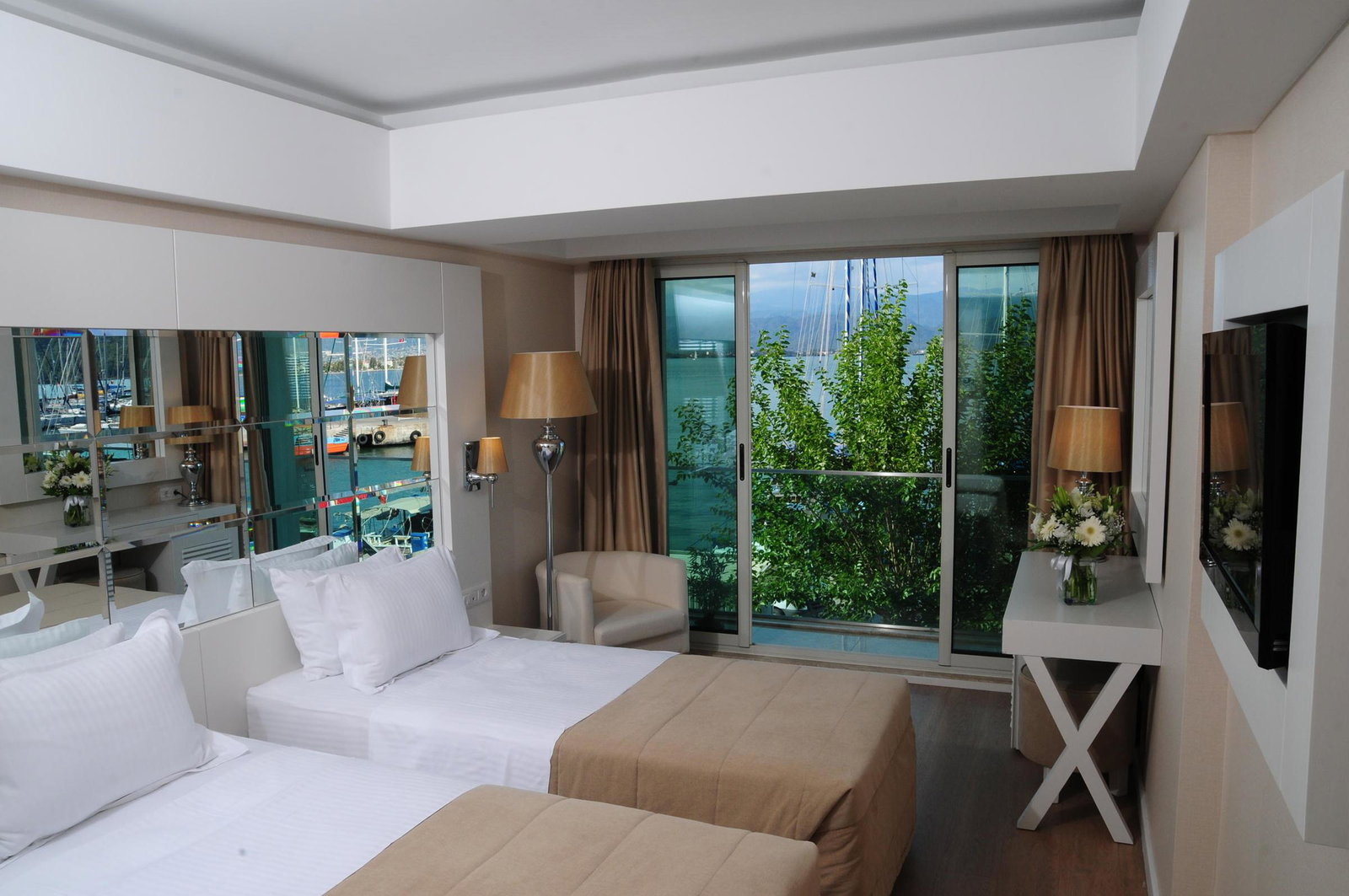 Alesta Yacht Hotel