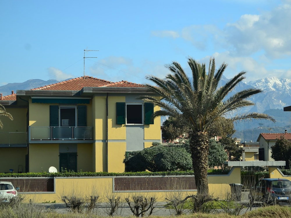 Hotel Holiday Home In Carrara By The Sea