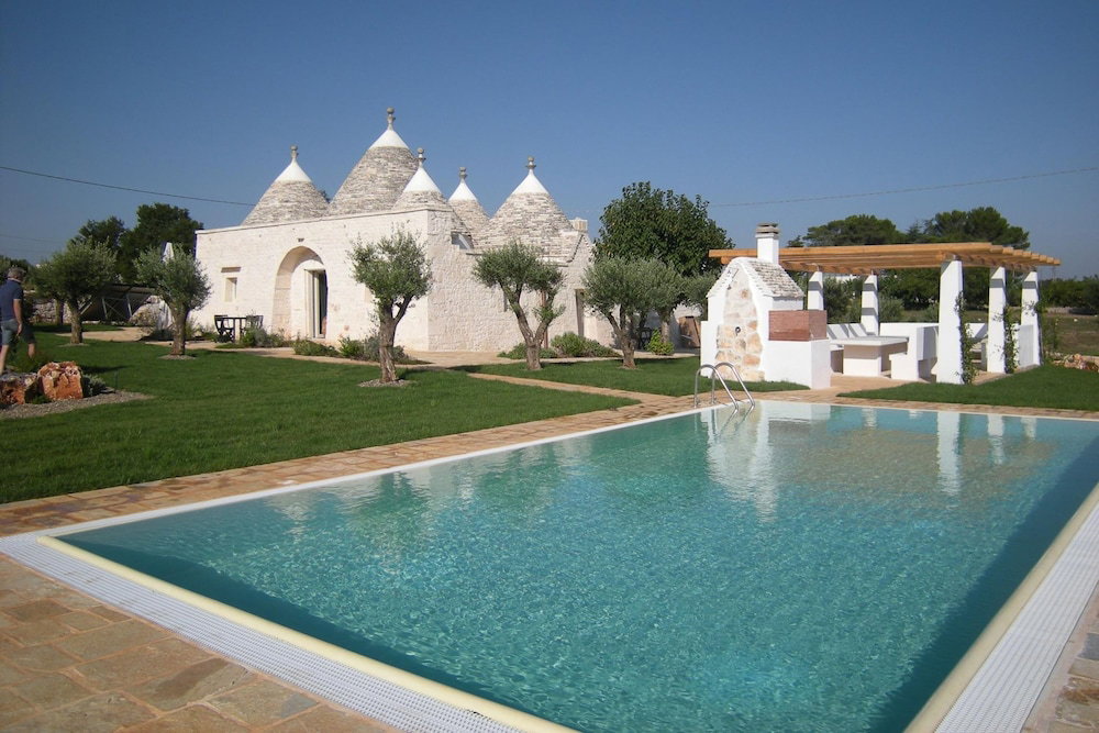 Hotel Luxury Trulli Terrarossa With Pool