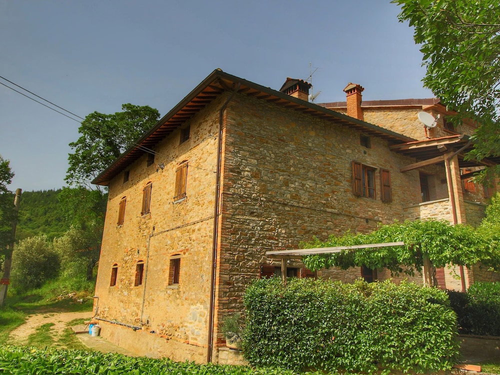 Hotel Farmhouse With Stables, Horses And The Ability To Make Horseback Riding