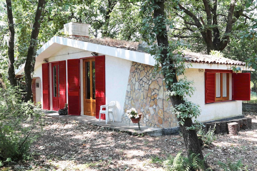 Hotel Chalet In The Woods Nestled In The Oak Forest In Monterosso Etneo