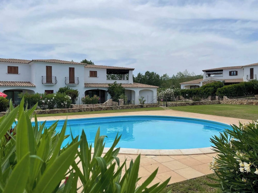 Hotel Luisa Apartment In Budoni Shared Pool