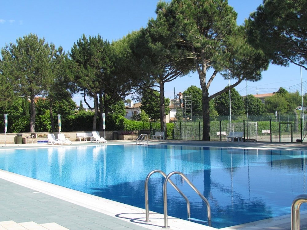 Hotel Enjoy A Flat Surrounded By Pools
