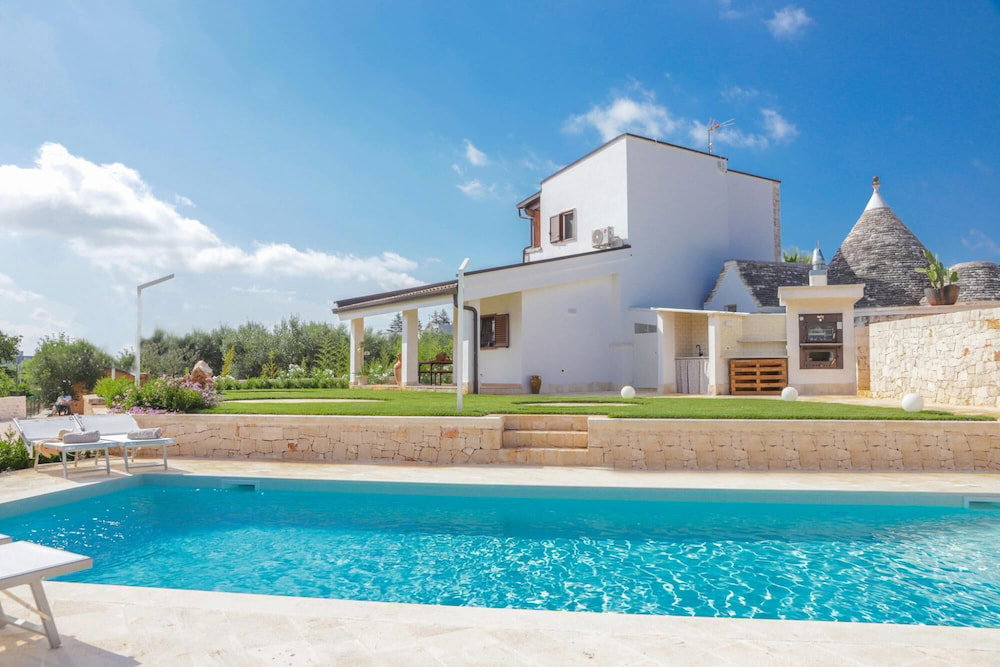 Hotel Td Trulli Saveni Trulli With Pool Near The Centre