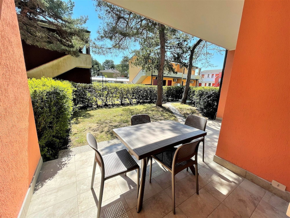 Hotel Bright Flat With Pool And Garden