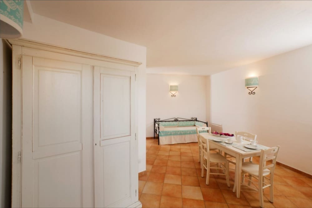 Hotel Residence With Pool In Vignola Mare