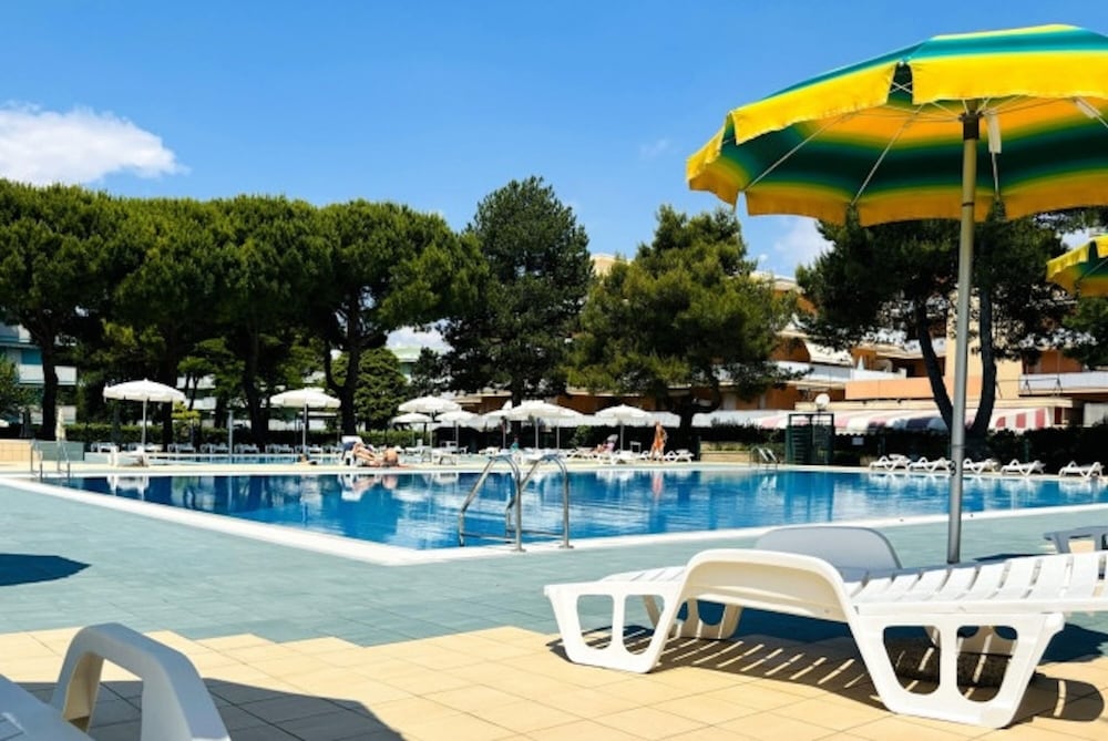 Hotel Ideal Getaway Apartment With Pool
