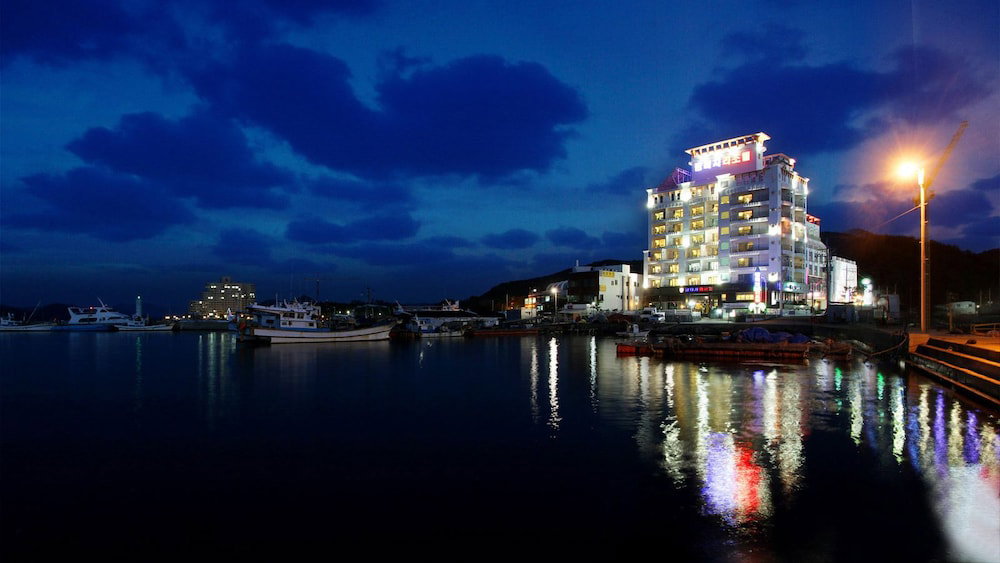 Hotel Bay Condo Hotel Tongyeong