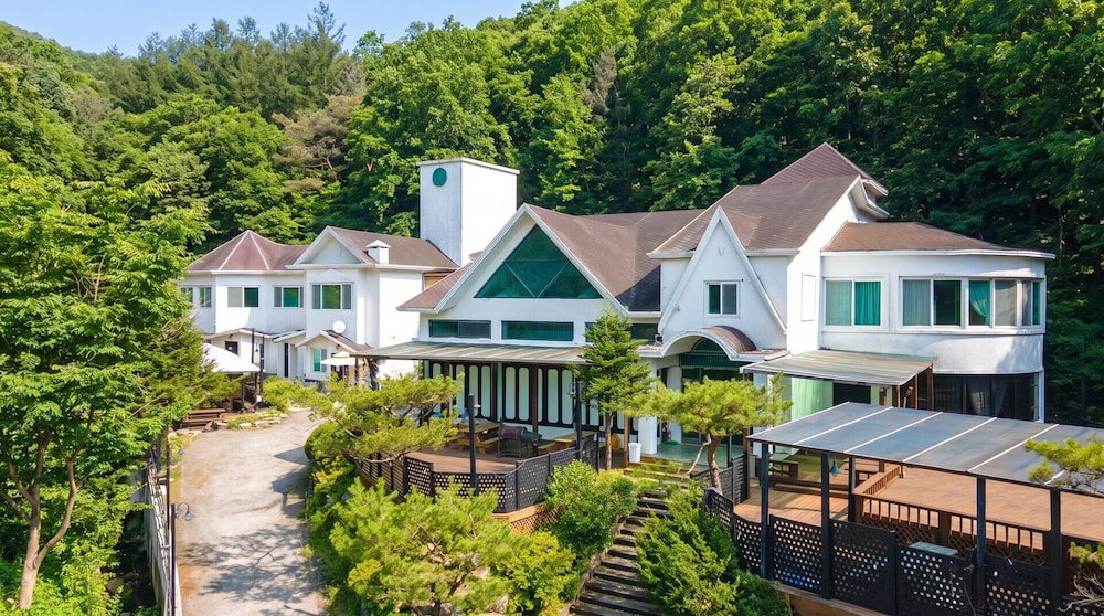 Hotel Hongcheon White Hill Pension